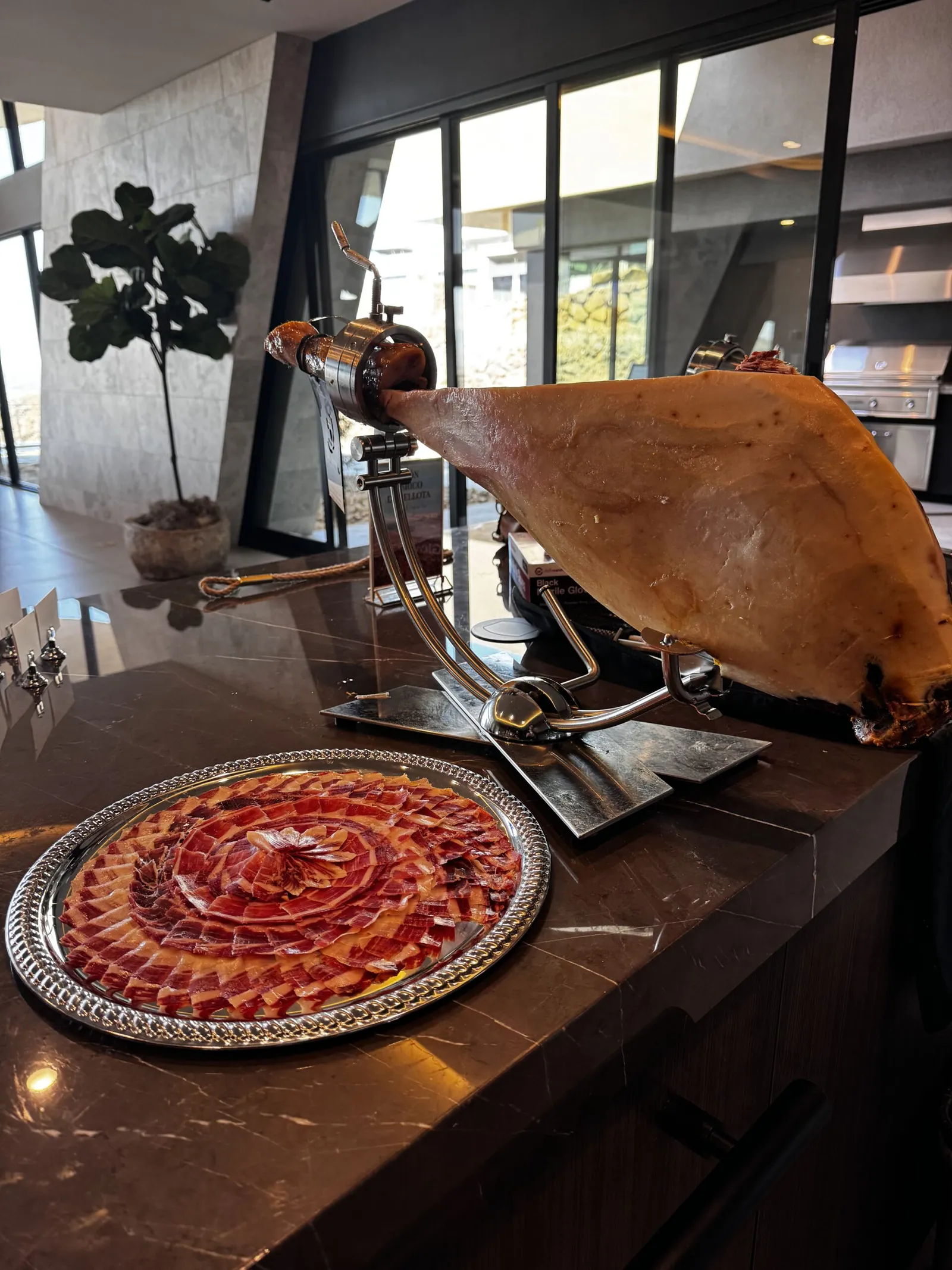 Servicio de corte y emplatado de jamón de Josué Veloz