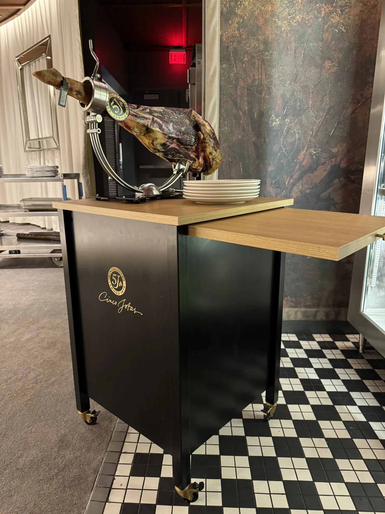 Estación de corte de jamón para una cena privada a domicilio