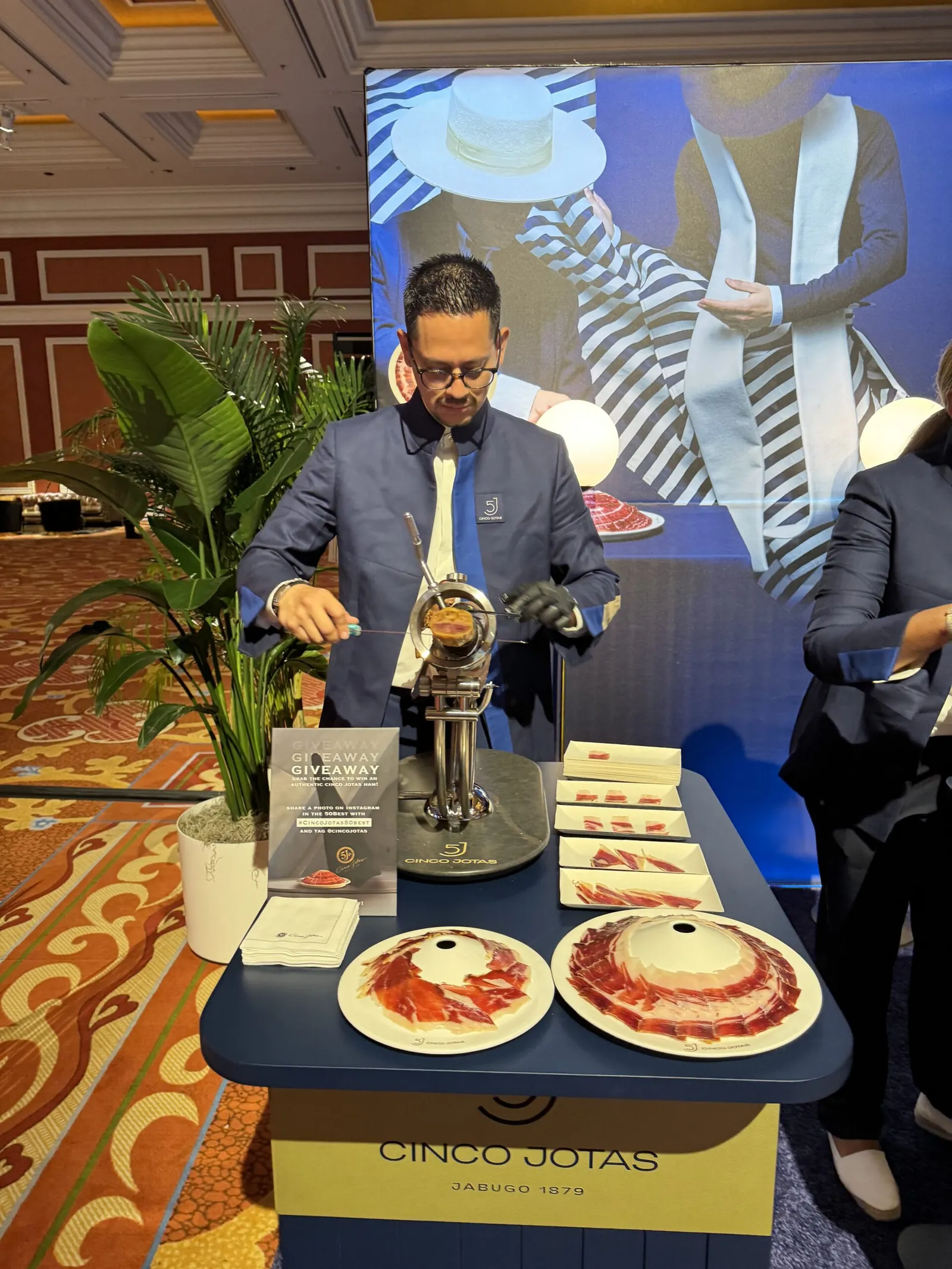 Showcooking de jamón en un stand de marca