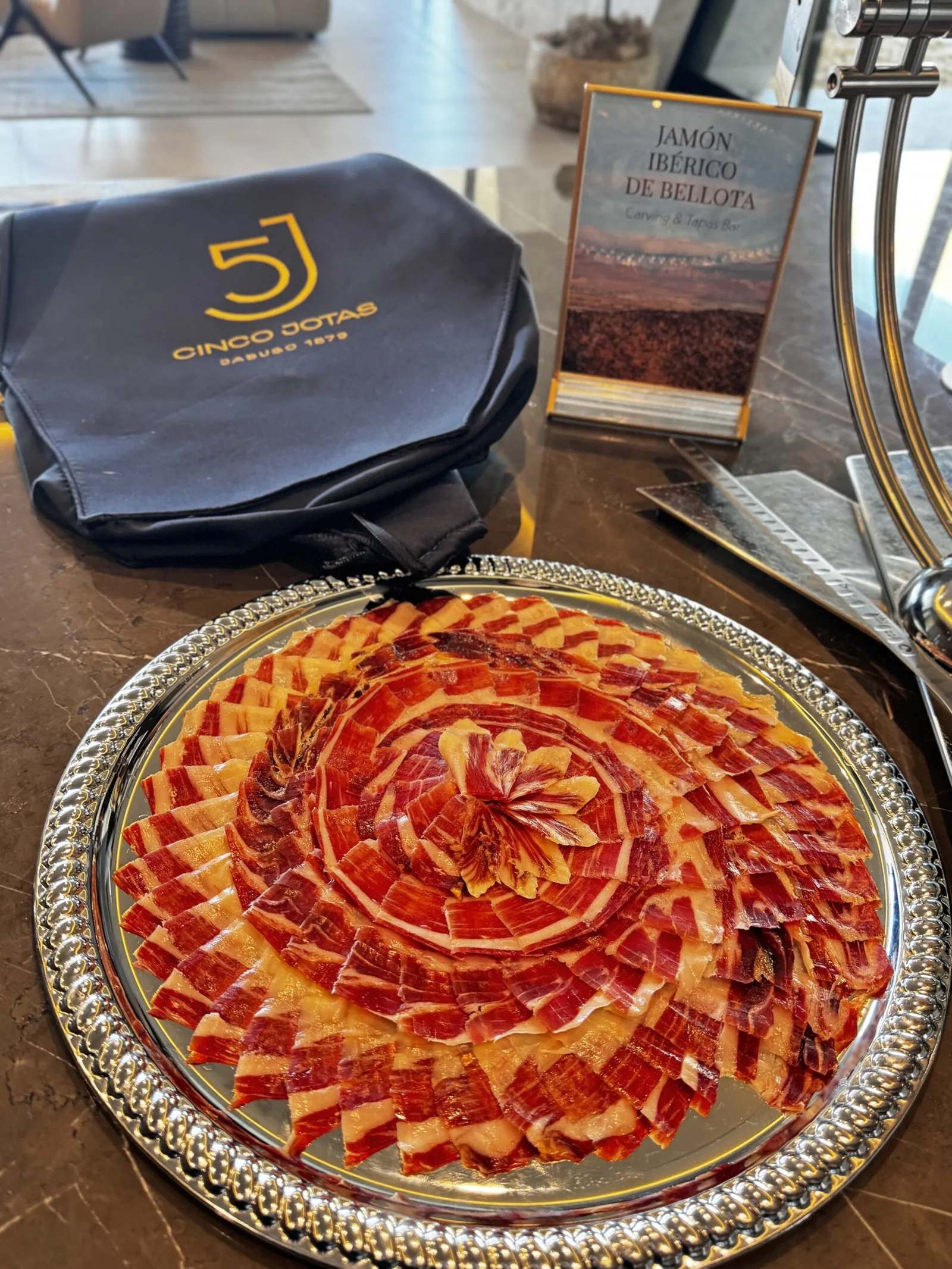 Servicio de corte y emplatado de jamón de Josué Veloz